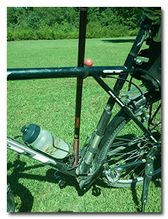 Detail view: the mast deployed on the bicycle