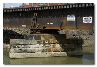 Zanesville Lock and Dam #10 - The railroad swing-bridge over the lock canal