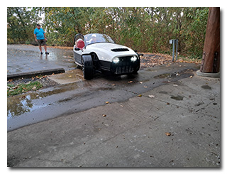 the three-wheeler departs